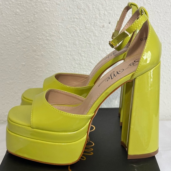 Lime green heels size 10 - Picture 6 of 7
